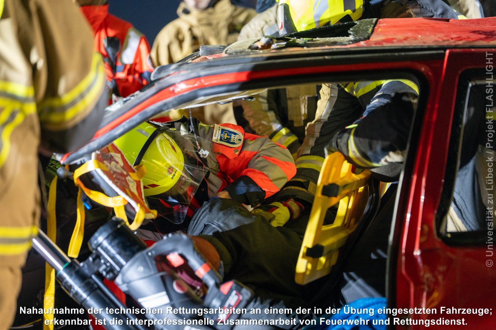 Nahaufnahme der technischen Rettungsarbeiten an einem der in der Übung eingesetzten Fahrzeuge