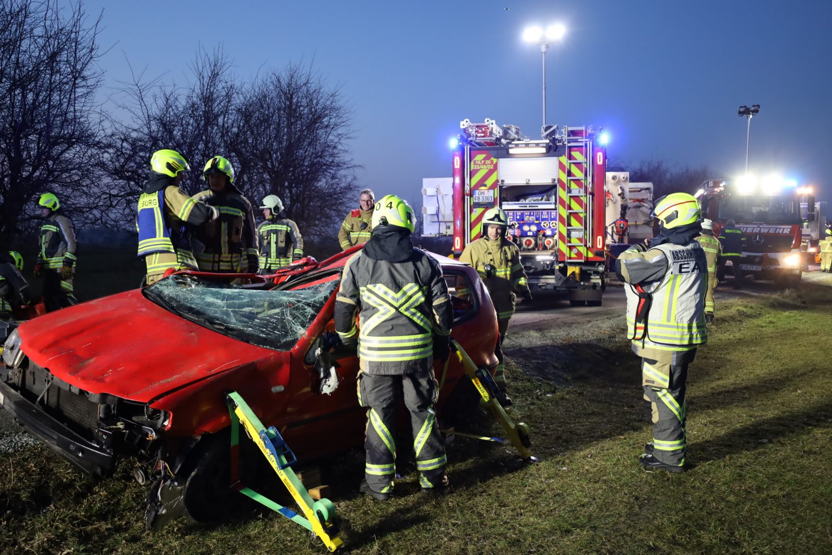 Auftaktübung war ein Verkehrsunfall mit drei beteiligten Fahrzeugen, mehrere eingeklemmte Personen 